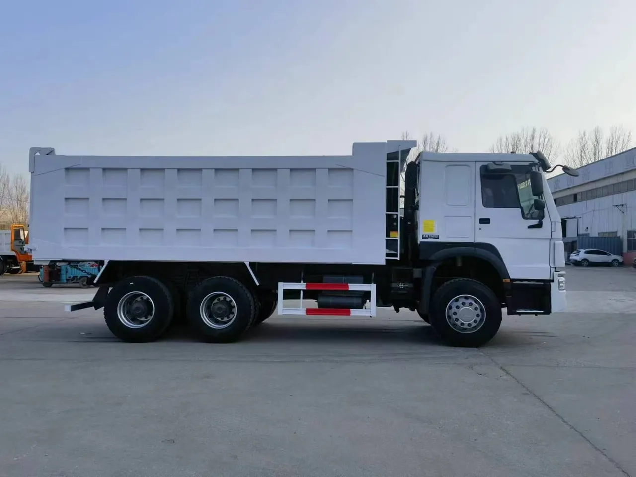 Camión volquete HOWO NX 6x4 usado con cabina moderna para exportación