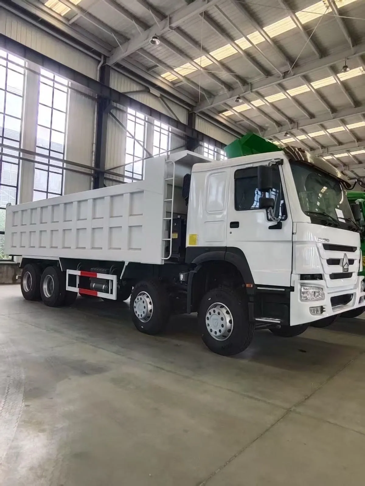 SHACMAN X3000 قلاب مستعمل للبيع 8x4 380HP الرائد