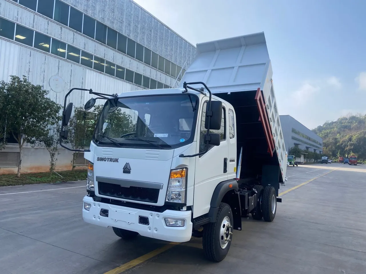 Mini camion benne HOWO 4x2 occasion sur un chantier de construction urbain étroit en Afrique