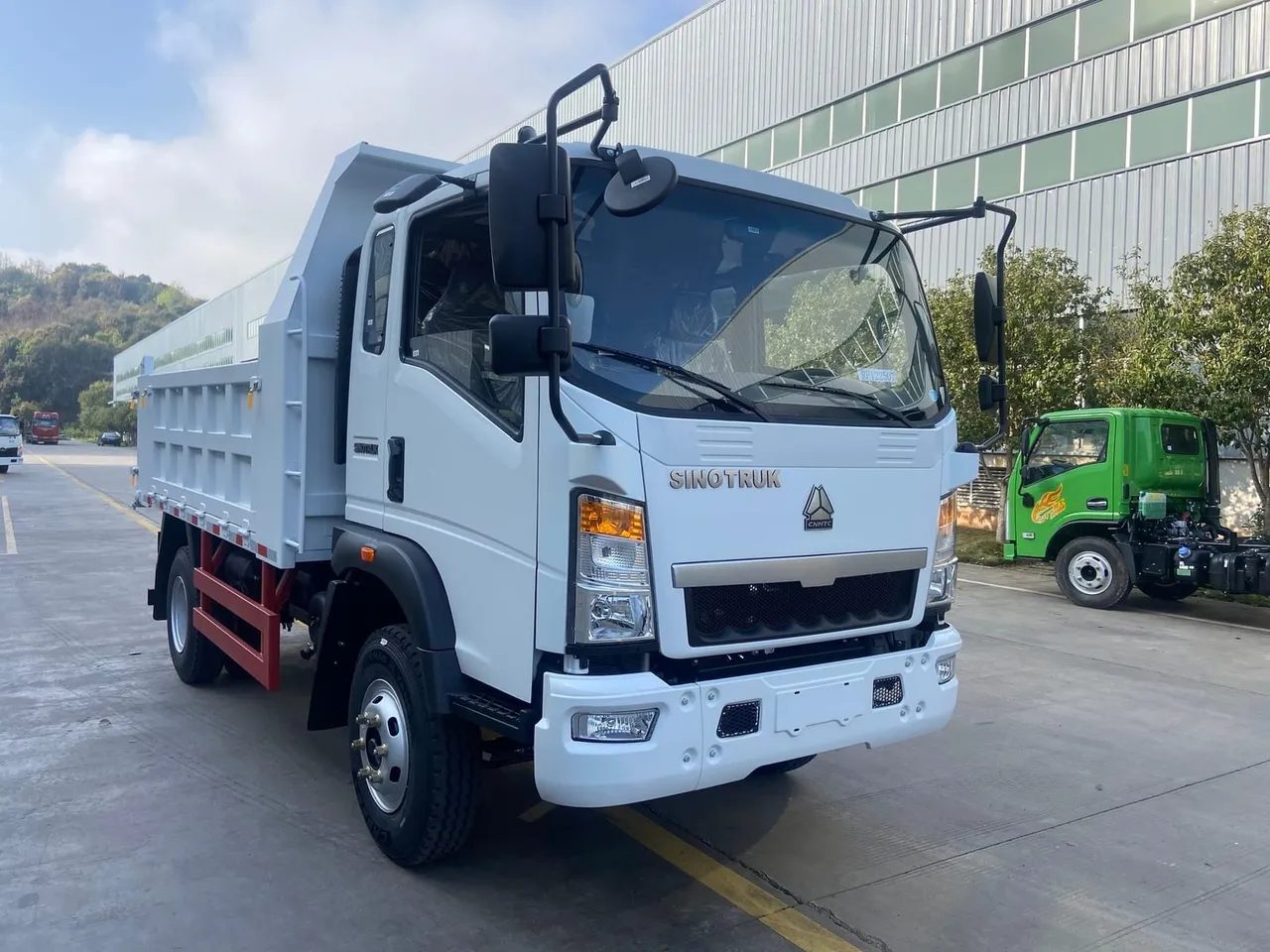 Mini camion benne léger HOWO 4x2 occasion prêt à l'exportation — LHD et RHD disponibles