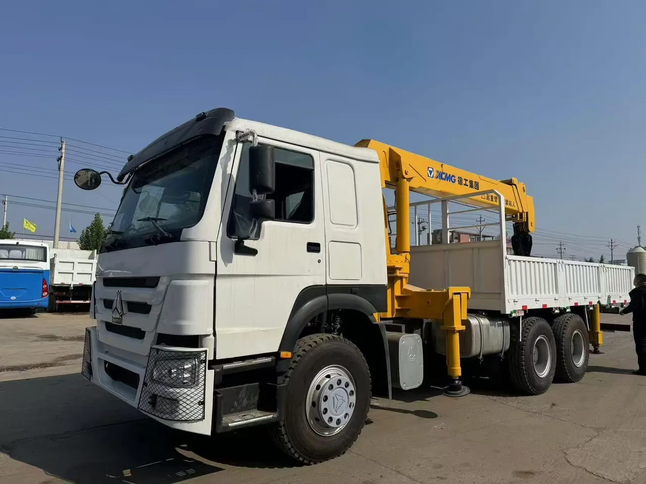 Camión compactador de basura HOWO de carga trasera configurado para la recogida municipal de residuos en África