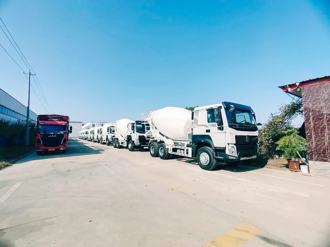 Used HOWO 8x4 cement mixer truck, four-axle configuration, 340HP, ready for export