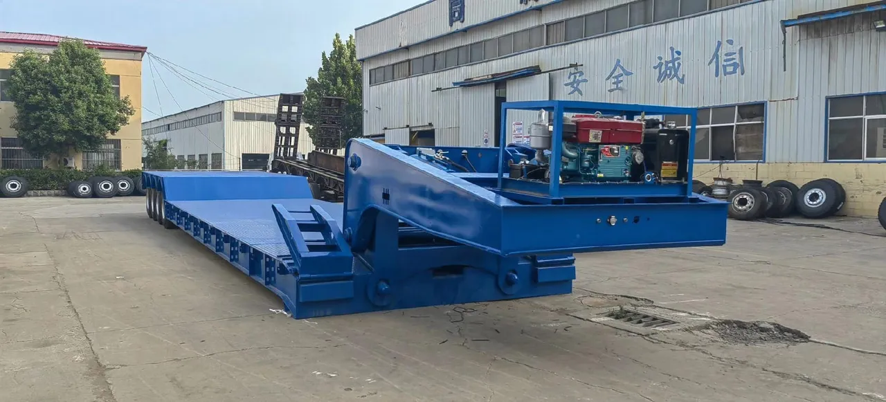 Semi-remorque lowbed chinoise d'occasion avec plateau surbaissé pour le transport de machines lourdes