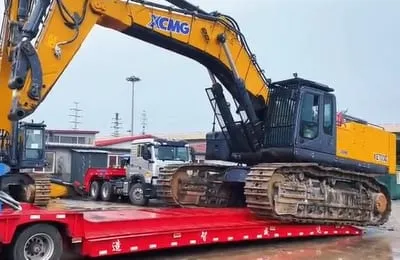 Camions semi-remorques chinois d'occasion alignés en cour — lowbed, plateau et châssis porte-conteneur prêts à l'export