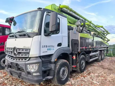 奔驰Arocs 8x4底盘中联重科5节绿臂机型场地实拍