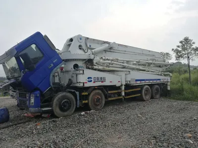 福田欧曼雷萨56米8x4机型在出口车场整备待发