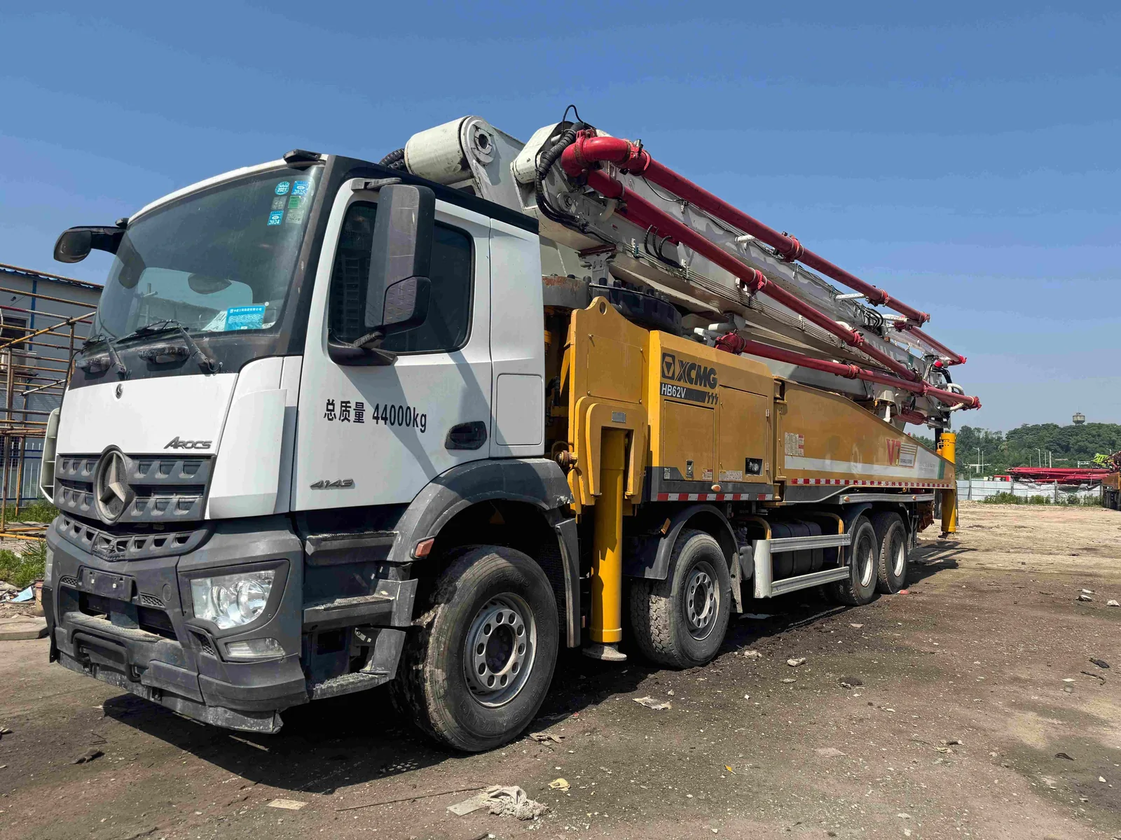 奔驰Arocs五轴底盘徐工施维英HB62V 62米超长臂架实拍
