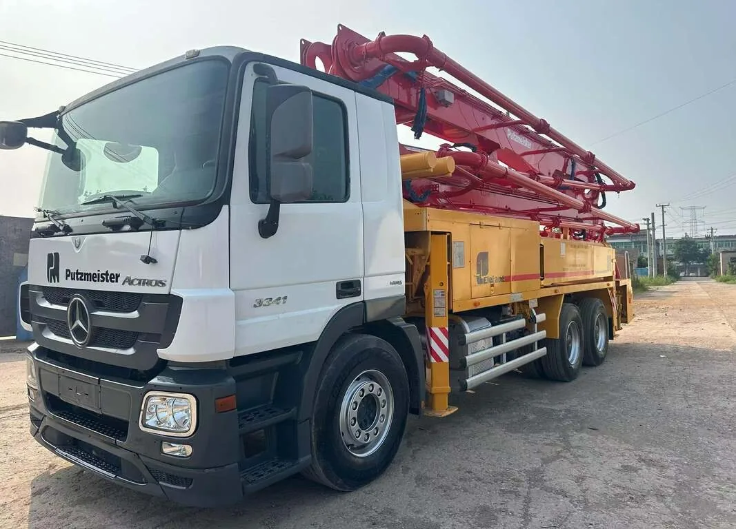 奔驰Arocs 8x4底盘中联重科5节绿臂机型场地实拍
