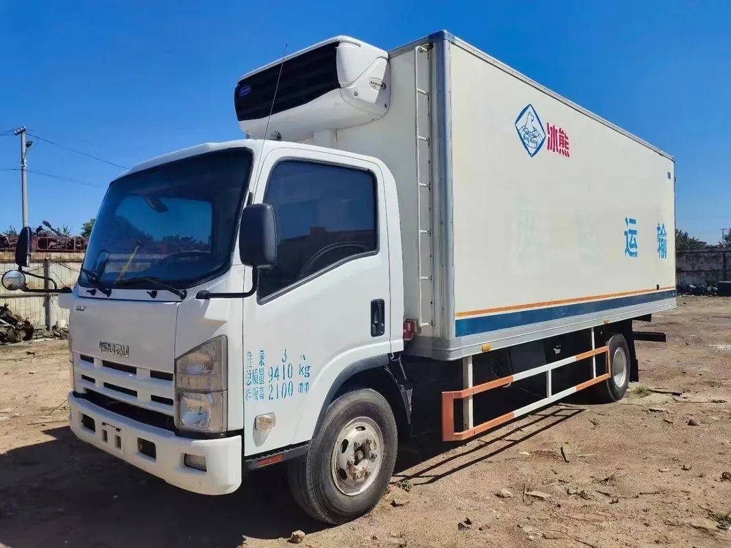 福田M2双排座4x2白色3.2米栏板工程车