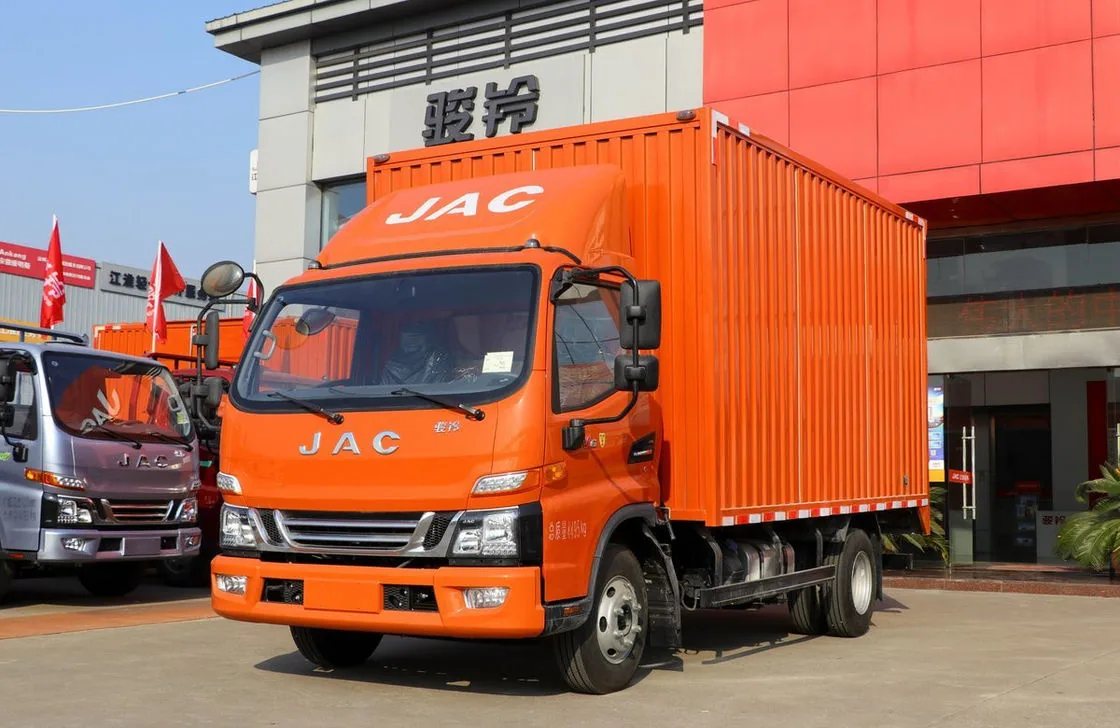 庆铃五十铃130P 4x2白色4.2米恒温冷藏车