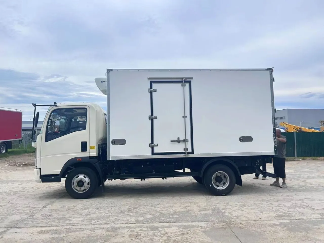 Light 4x2 used refrigerated box van truck for urban cold chain delivery