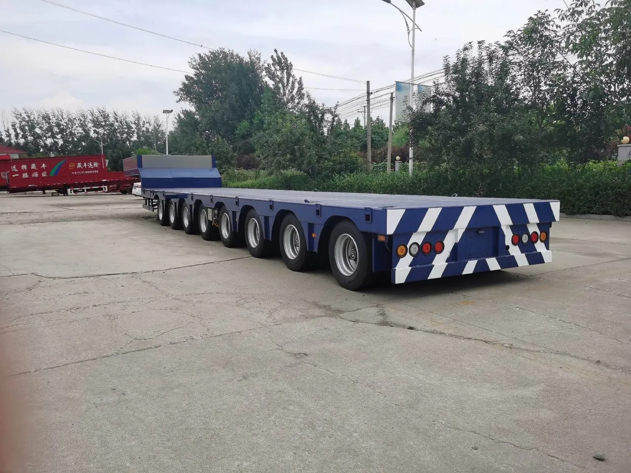 Detachable gooseneck hydraulic lowbed trailer configured for heavy machinery transport