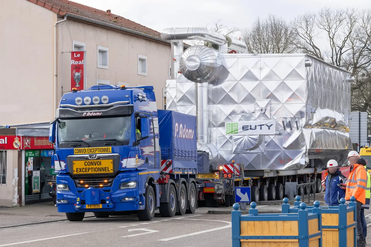 Cabeza tractora de cuatro ejes 8x4 usada lista para inspección de exportación en el patio de Sigma Used Trucks